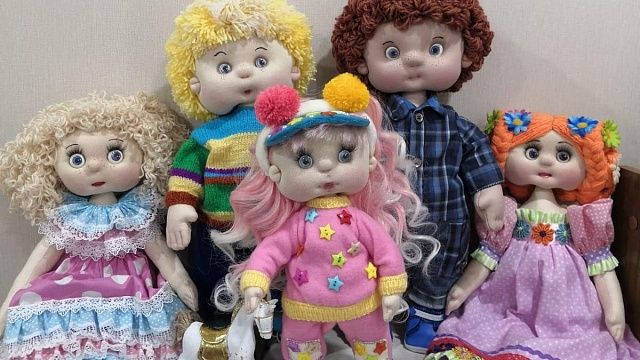 Кубанская мастерица шьет игрушки и кукол детям Донбасса