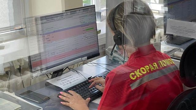 Руководители города поздравили работников скорой помощи. Фото: телеканал «Краснодар»