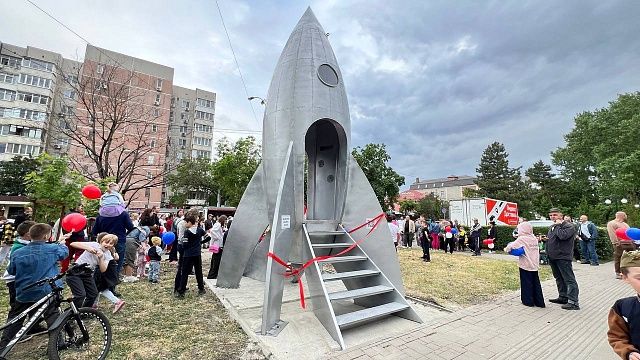 В Гагаринском бульваре общественники установили интерактивную ракету Фото: телеканал Краснодар