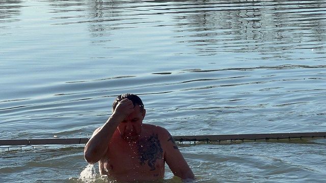 Забава или церковная традиция: действительно ли купание в проруби на Крещение смывает грехи? 
