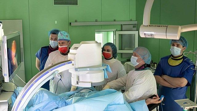 Краснодарские врачи провели редкую операцию по удалению камней в почках Фото: ККБ2
