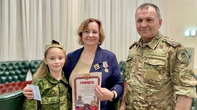Лилиана Егорова получила медаль от армейского корпуса ЛНР