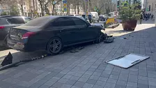 В центре Краснодара после аварии машина вылетела на тротуар и снесла урну